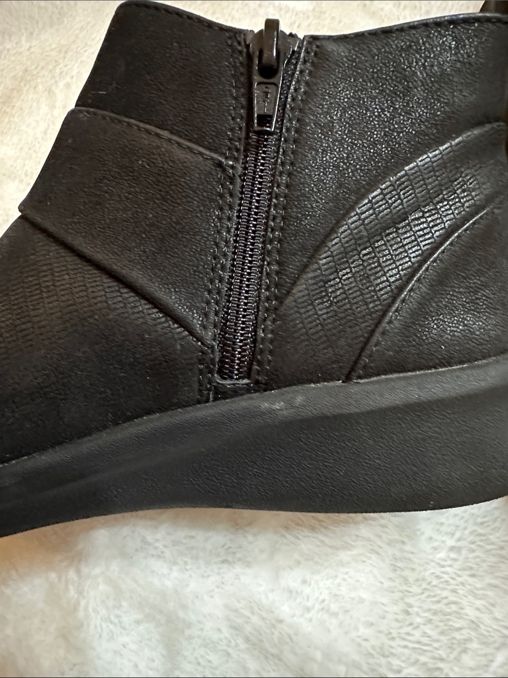 CLARKS CLOUD STEPPERS Women’s Black Vegan Ankle Boots Sz6 Casual Cushion Comfort - Picture 8 of 10